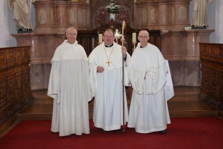 Opat Maksimiljan File v družbi nekdanjih stiških opatov Janeza Novaka (levo) in dr. Antona Nadraha (desno).